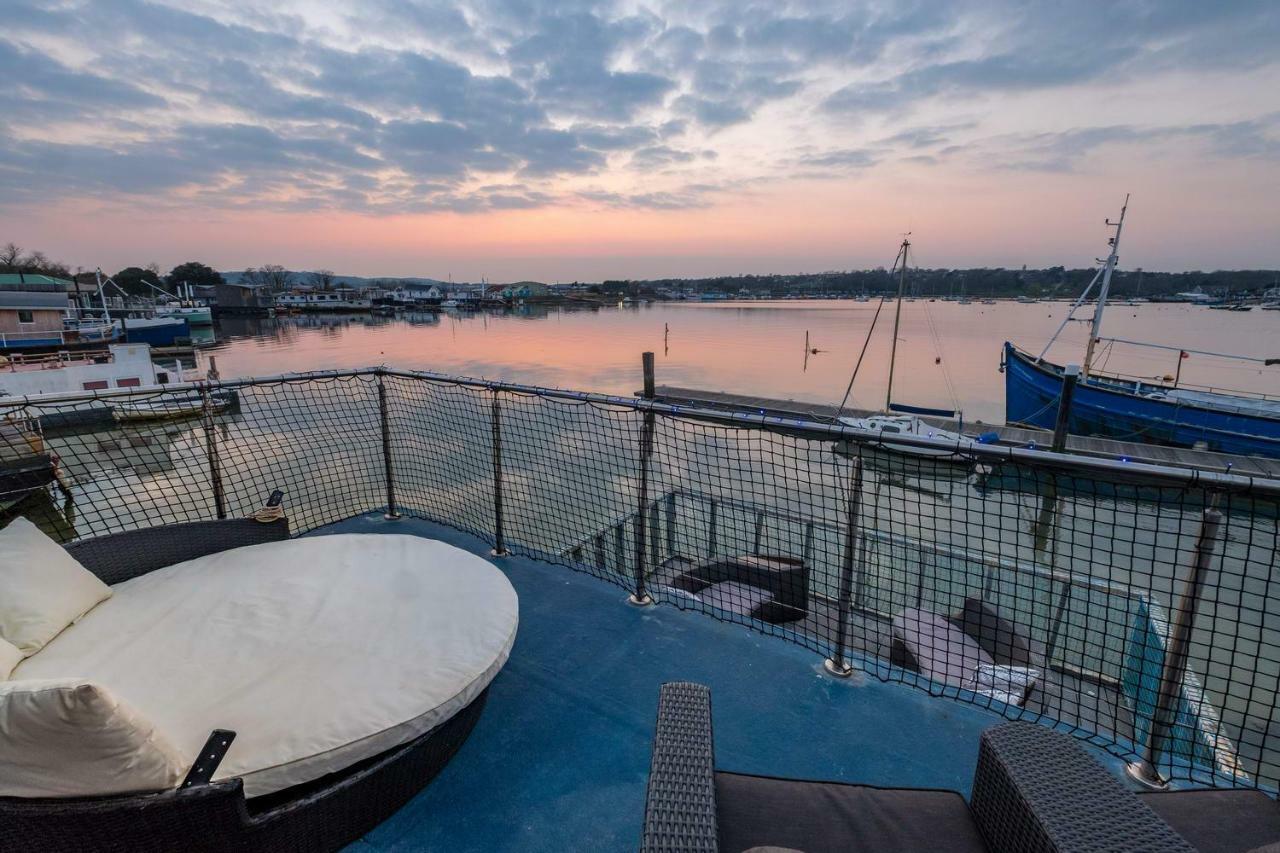 Bed and Breakfast Houseboat Harbourside View Ньюпорт Экстерьер фото