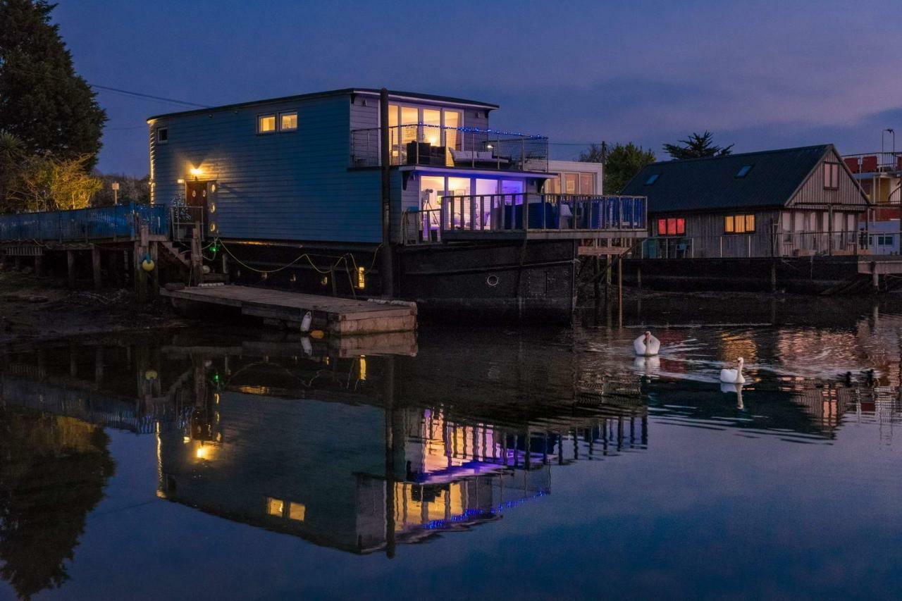 Bed and Breakfast Houseboat Harbourside View Ньюпорт Экстерьер фото